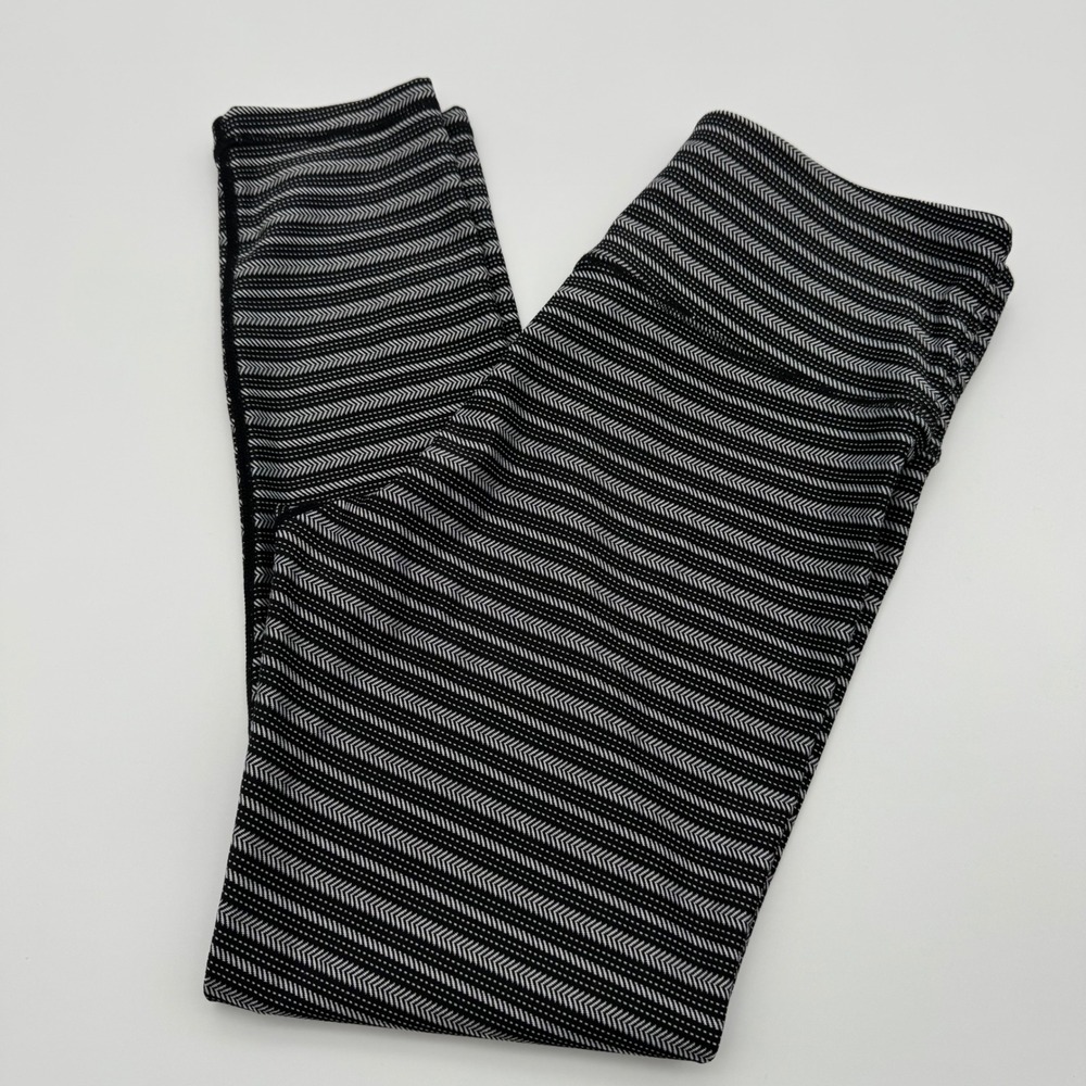 Zyia Active Black White Herringbone Stripe Cropped Leggings Womens Size 6-8